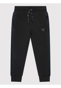 Guess Spodnie dresowe J2YQ24 FL03S Czarny Regular Fit. Kolor: czarny. Materiał: syntetyk