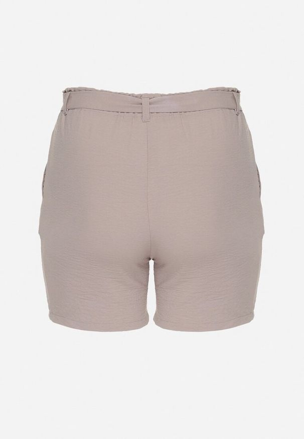 Born2be - Ciemnobeżowe Szorty Typu Bermudy z Wysokim Stanem z Gumką w Pasie i Wiązaniem Seviiana. Okazja: na co dzień. Stan: podwyższony. Kolekcja: plus size. Kolor: beżowy. Materiał: koronka, materiał. Wzór: koronka. Sezon: lato. Styl: elegancki, casual