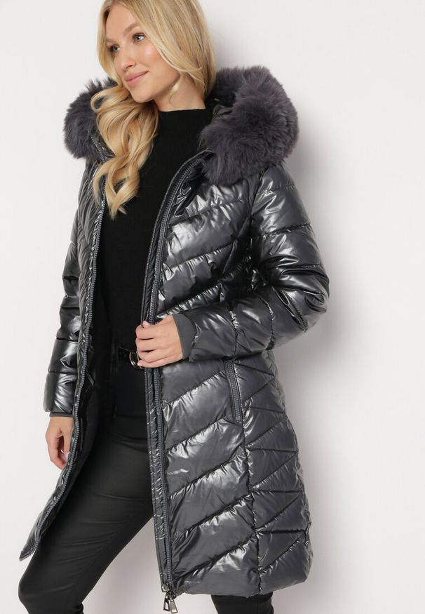 Born2be - Ciemnoszara Metaliczna Kurtka Pikowana z Kapturem Eclaris. Okazja: na co dzień. Typ kołnierza: kaptur. Kolor: szary. Materiał: futro, jeans. Długość rękawa: długi rękaw. Długość: długie. Wzór: aplikacja. Styl: casual, elegancki