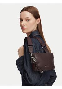 Calvin Klein Torebka Webbing 2X Strap Camera Bag LV04F3656G Brązowy. Kolor: brązowy. Materiał: skórzane #1