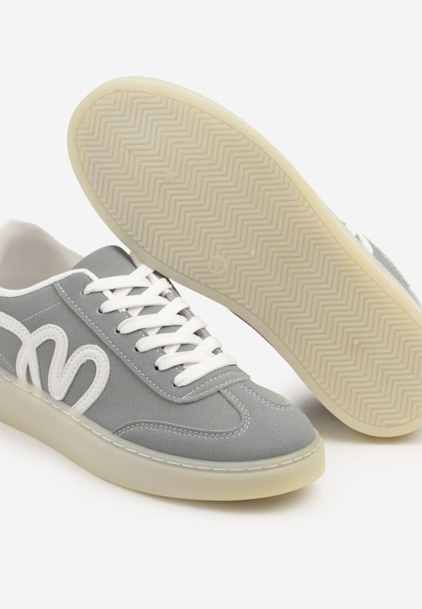 Renee - Niebieskie Sneakersy Kultowe Tenisówki Zdobione Abstrakcyjną Aplikacją Fendiva. Okazja: na co dzień. Kolor: niebieski. Materiał: jeans. Wzór: aplikacja