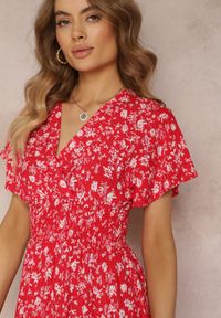 Renee - Czerwona Wiskozowa Sukienka Mini w Kwiaty z Gumką w Talii i Kopertową Górą Joslena. Kolor: czerwony. Materiał: wiskoza. Długość rękawa: krótki rękaw. Wzór: kwiaty. Sezon: lato, wiosna. Typ sukienki: kopertowe. Długość: mini #3