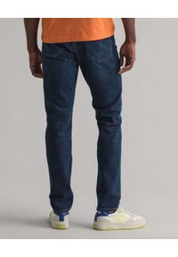 GANT - Granatowe jeansy Slim Fit. Kolor: niebieski #2