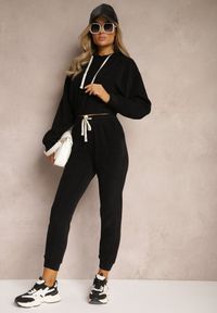 Renee - Czarny Komplet Dresowy z Dodatkiem Bawełny Spodnie z Gumką w Pasie i Bluza z Kapturem Hasaria. Kolor: czarny. Materiał: dresówka, bawełna #3