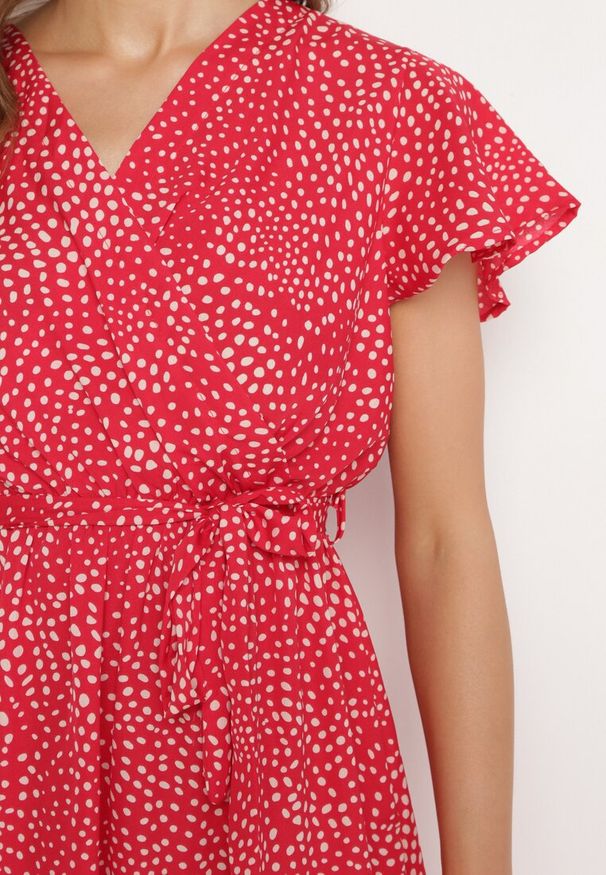 Born2be - Czerwona Sukienka Kepherine. Okazja: na co dzień, na spacer. Kolor: czerwony. Długość rękawa: krótki rękaw. Typ sukienki: kopertowe. Styl: elegancki, casual