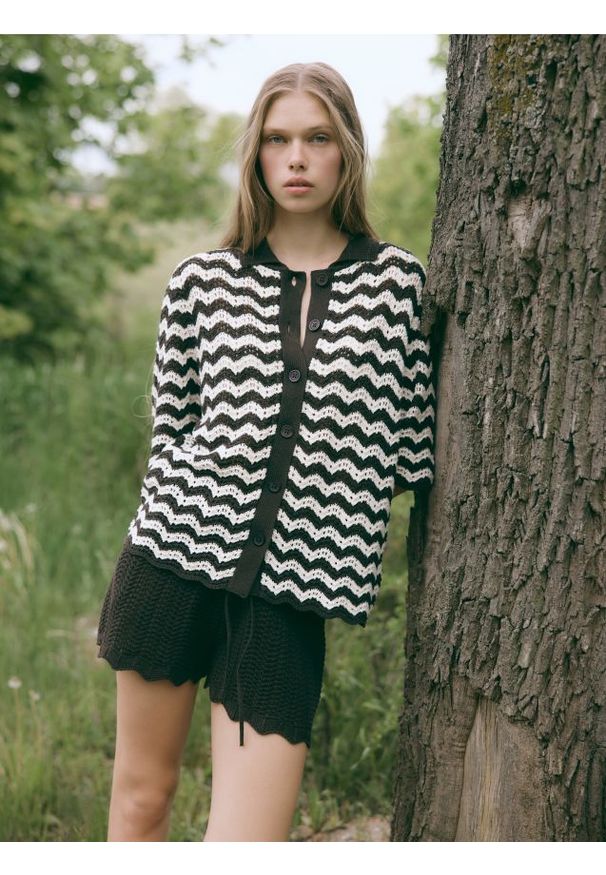 Reserved - Dzianinowe szorty z wiązaniem - brązowy. Kolor: brązowy. Materiał: dzianina