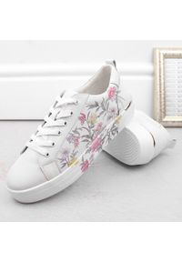 Skórzane półbuty damskie sportowe sneakersy w kwiaty Filippo DP6056 białe. Kolor: biały. Materiał: skóra. Wzór: kwiaty. Styl: sportowy #5