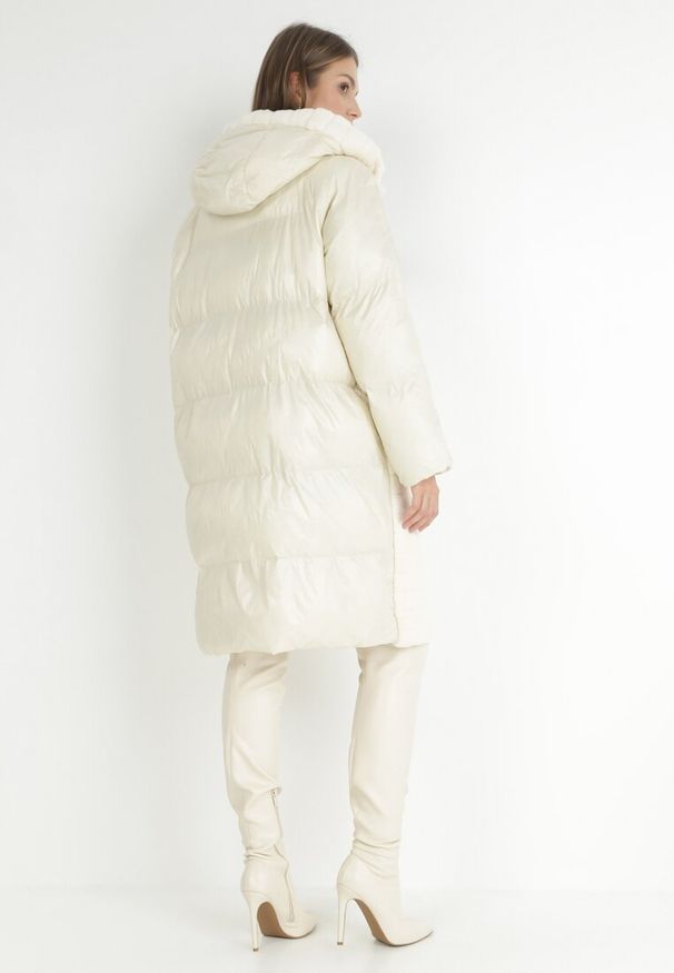 Born2be - Beżowa Kurtka Futerko Pikowana z Kapturem Odanda. Typ kołnierza: kaptur. Kolor: beżowy. Materiał: futro. Wzór: aplikacja. Styl: elegancki