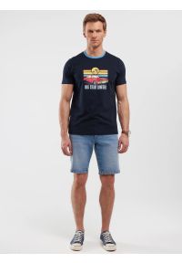 Big-Star - Koszulka męska z kolorowym nadrukiem granatowa Ralier 403. Okazja: na co dzień. Kolor: niebieski. Materiał: bawełna, jeans, materiał. Wzór: kolorowy, nadruk. Styl: casual, retro, klasyczny, vintage