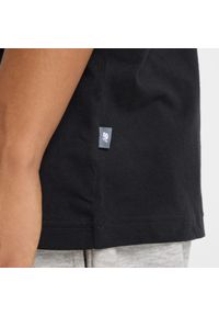 Koszulka męska New Balance MT51506BK – czarna. Kolor: czarny. Materiał: bawełna, dresówka. Długość rękawa: krótki rękaw. Długość: krótkie. Wzór: napisy #5