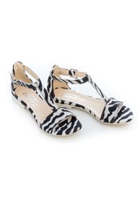 Zapato - sandałki z zakrytą piętą - skóra naturalna - model 373 - kolor zebra. Materiał: skóra. Wzór: motyw zwierzęcy