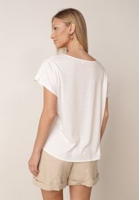 Born2be - Biała Bluzka z Bawełny o Kroju Oversize Ozdobiona Haftem Adriatea. Okazja: na co dzień, do pracy. Kolor: biały. Materiał: bawełna. Wzór: aplikacja, haft. Styl: casual, klasyczny #2