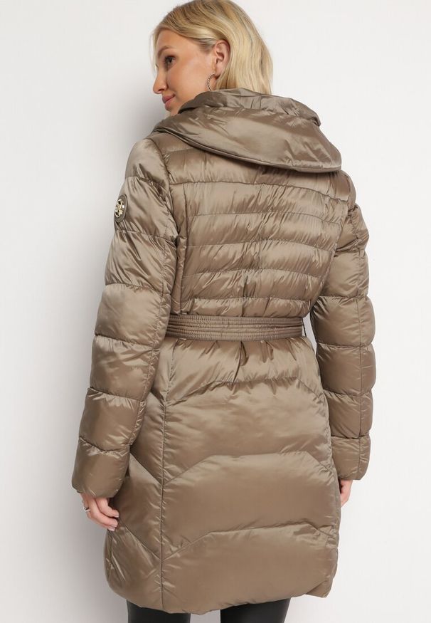 Born2be - Ciemnobeżowa Pikowana Kurtka przed Kolano z Wiązanym Paskiem Minenora. Kolor: beżowy. Materiał: materiał. Styl: klasyczny