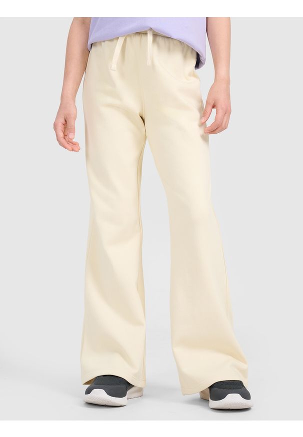 4f - 4F Spodnie dresowe z szerokimi nogawkami dziewczęce - beżowe 140 (9-10 lat). Okazja: na co dzień. Kolor: beżowy. Materiał: dresówka. Wzór: gładki, ze splotem. Sezon: lato. Styl: młodzieżowy, casual, sportowy