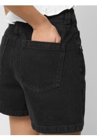 outhorn - Spodenki jeansowe comfort damskie - czarne. Kolor: czarny. Materiał: jeans. Długość: krótkie