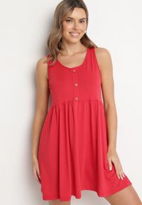 Born2be - Czerwona Sukienka o Rozkloszowanym Kroju na Szerokich Ramiączkach z Guzikami Jenovira. Okazja: na co dzień. Kolor: czerwony. Długość rękawa: na ramiączkach. Styl: casual #1