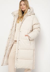 Born2be - Jasnobeżowa Pikowana Kurtka Zimowa z Kapturem i Bocznymi Suwakami Falossea. Okazja: na co dzień. Typ kołnierza: kaptur. Kolekcja: plus size. Kolor: beżowy. Materiał: poliester, dzianina, jeans. Sezon: zima. Styl: casual, klasyczny #3