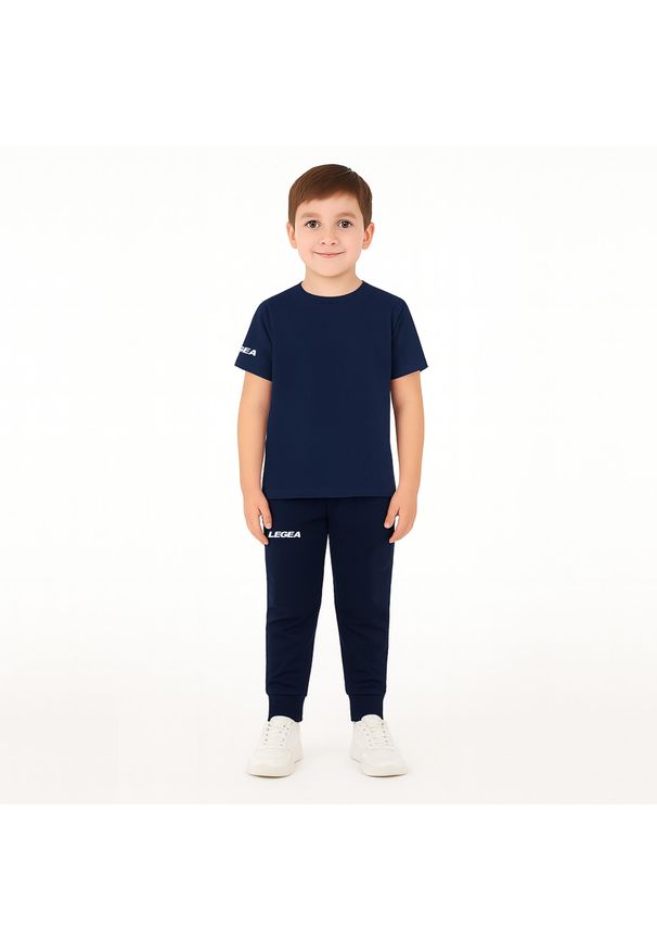 LEGEA - Komplet dresowy dla chłopca ARIA JR. Okazja: na uczelnię. Kolor: niebieski. Materiał: dresówka. Długość: krótkie. Styl: sportowy