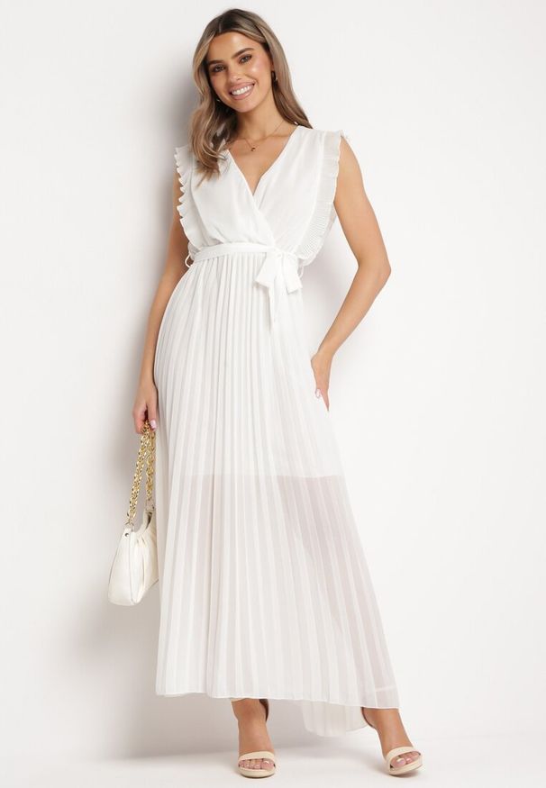 Born2be - Biała Plisowana Sukienka Maxi Wiskozowa z Kopertowym Dekoltem i Falbankami Glimes. Typ kołnierza: kołnierz z falbankami. Kolor: biały. Materiał: wiskoza. Typ sukienki: kopertowe. Długość: maxi