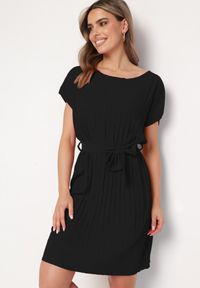Born2be - Czarna Plisowana Sukienka z Paskiem w Talii Tiagena. Okazja: na imprezę. Kolor: czarny. Długość rękawa: krótki rękaw. Styl: elegancki