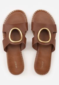 Born2be - Ciemnobrązowe Klapki VICES z Wycięciem i Metalową Ozdobą Acacine. Okazja: na co dzień. Kolor: brązowy. Wzór: aplikacja. Sezon: lato. Styl: casual, elegancki #9