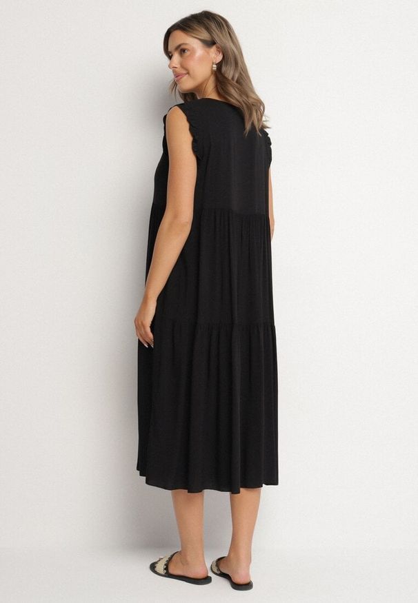 Born2be - Czarna Bawełniana Sukienka Ozdobiona Falbankami Aveliova. Okazja: na imprezę, na co dzień, na spacer. Typ kołnierza: kołnierz z falbankami. Kolor: czarny. Materiał: bawełna. Wzór: aplikacja. Typ sukienki: proste. Styl: casual, elegancki. Długość: midi