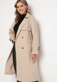 Born2be - Beżowy Płaszcz w Stylu Trencza Ozdobiony Paskiem z Klamrą Ninellira. Kolor: beżowy. Materiał: jeans. Długość rękawa: długi rękaw. Długość: długie. Wzór: aplikacja. Styl: klasyczny, elegancki #5