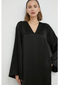 By Malene Birger sukienka Brynn kolor czarny maxi prosta. Okazja: na co dzień. Kolor: czarny. Materiał: tkanina, satyna, materiał, acetat. Długość rękawa: długi rękaw. Wzór: ze splotem. Typ sukienki: proste. Styl: casual. Długość: maxi #2