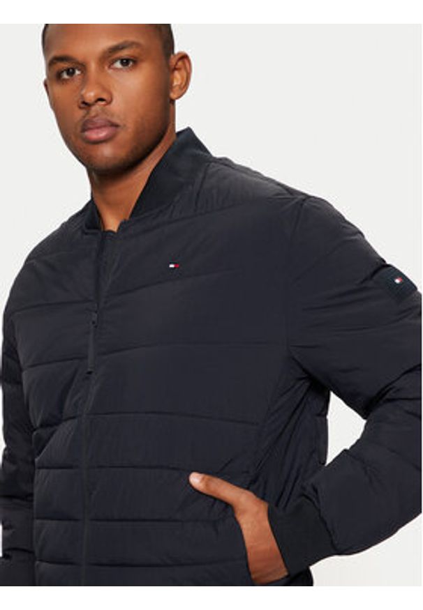 TOMMY HILFIGER - Tommy Hilfiger Kurtka bomber MW0MW37640 Granatowy Regular Fit. Kolor: niebieski. Materiał: syntetyk
