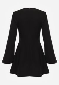 Renee - Czarna Rozkloszowana Sukienka VICES z Rozszerzanymi Rękawami Natileza. Okazja: na randkę, na imprezę. Kolor: czarny #5
