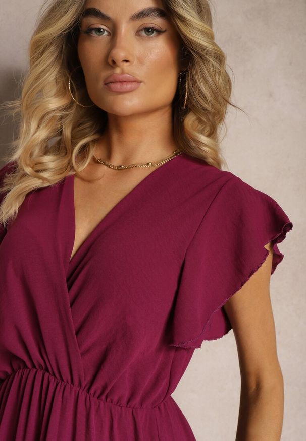 Renee - Bordowa Sukienka z Trójkątnym Dekoltem z Gumką w Pasie o Plisowanym Kroju Doetta. Kolor: czerwony. Długość rękawa: krótki rękaw. Styl: elegancki