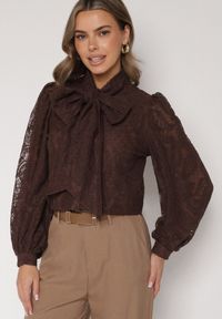 Born2be - Brązowa Koronkowa Koszula z Bufiastymi Rękawami i Kokardą przy Dekolcie Sewane. Okazja: na co dzień, do pracy, na spotkanie biznesowe. Typ kołnierza: kokarda. Kolor: brązowy. Materiał: koronka. Styl: biznesowy, casual, elegancki #6