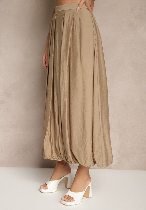 Renee - Beżowa Spódnica Bombka z Wiskozą o Rozkloszowanym Kroju z Zakładkami Redasira. Okazja: na co dzień. Kolor: beżowy. Materiał: wiskoza. Styl: elegancki, casual