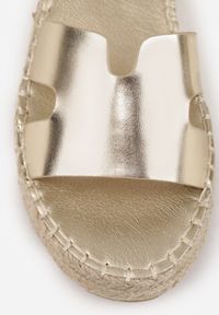 Born2be - Złote Sandały VICES na Grubej Plecionej Podeszwie Meztora. Okazja: na co dzień. Zapięcie: sprzączka. Kolor: złoty. Wzór: ażurowy. Sezon: lato. Styl: casual, klasyczny, elegancki #5