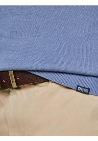 Big-Star - Sweter męski bawełniany niebieski Simoner 402. Okazja: na co dzień, do pracy. Kolor: niebieski. Materiał: bawełna. Długość rękawa: długi rękaw. Długość: długie. Wzór: gładki, aplikacja, ze splotem. Sezon: zima, jesień. Styl: casual, elegancki, klasyczny #3