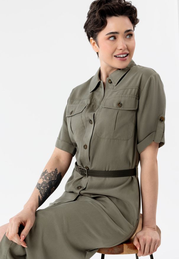 Volcano - Sukienka koszulowa safari G-HANA. Okazja: na co dzień. Typ kołnierza: kolnierz wykładany. Materiał: lyocell, materiał. Długość rękawa: krótki rękaw. Sezon: wiosna, lato. Typ sukienki: koszulowe. Styl: casual, elegancki, klasyczny