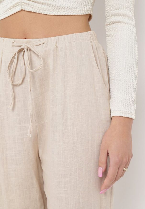 Born2be - Beżowe Bawełniane Spodnie z Gumką w Talii i Prostymi Nogawkami Olalla. Kolor: beżowy. Materiał: bawełna. Styl: klasyczny