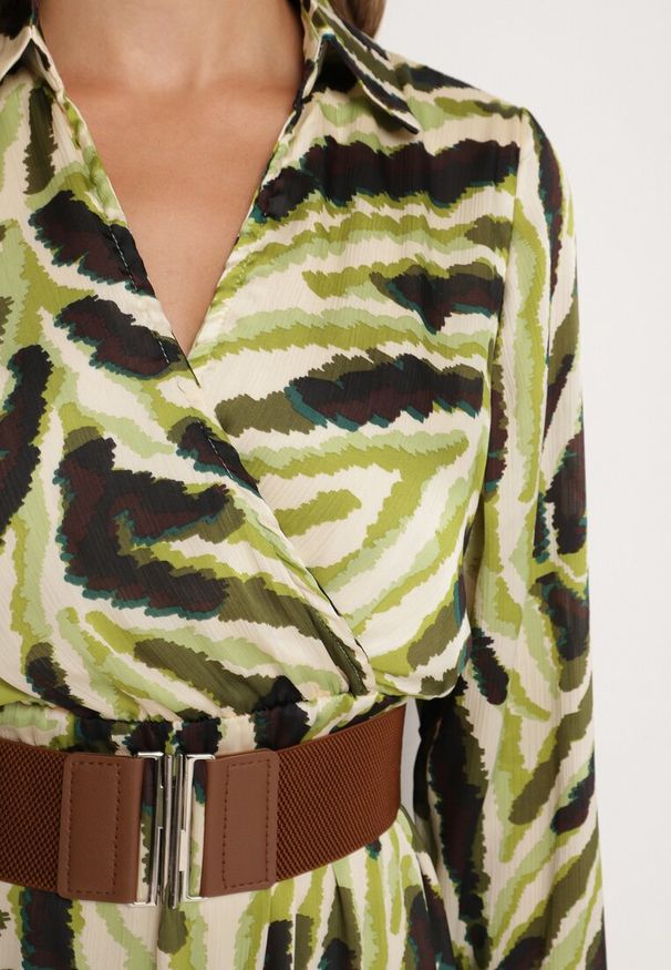 Born2be - Zielona Rozkloszowana Sukienka Kopertowa w Abstrakcyjny Wzór z Paskiem i Gumką w Talii Zinnaea. Okazja: na spacer, na co dzień. Typ kołnierza: dekolt kopertowy. Kolor: zielony. Długość rękawa: długi rękaw. Typ sukienki: kopertowe. Styl: elegancki, casual