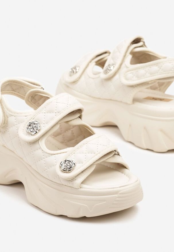 Born2be - Beżowe Sandały na Grubej Podeszwie Pikowane z Ozdobnymi Metalicznymi Detalami Setiriela. Okazja: na co dzień. Kolor: beżowy. Styl: casual