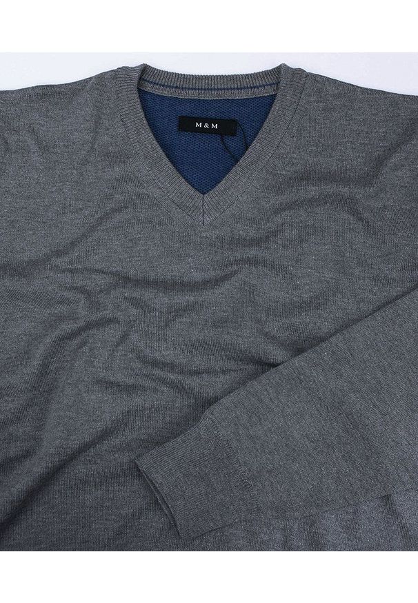Sweter w Serek, Popielaty, Szary, Elegancki, Męski (V-neck) -MM Classic- w Serek, Klasyczny. Okazja: na co dzień, do pracy, na spotkanie biznesowe. Typ kołnierza: dekolt w serek. Kolor: szary. Materiał: akryl, bawełna. Styl: klasyczny, elegancki