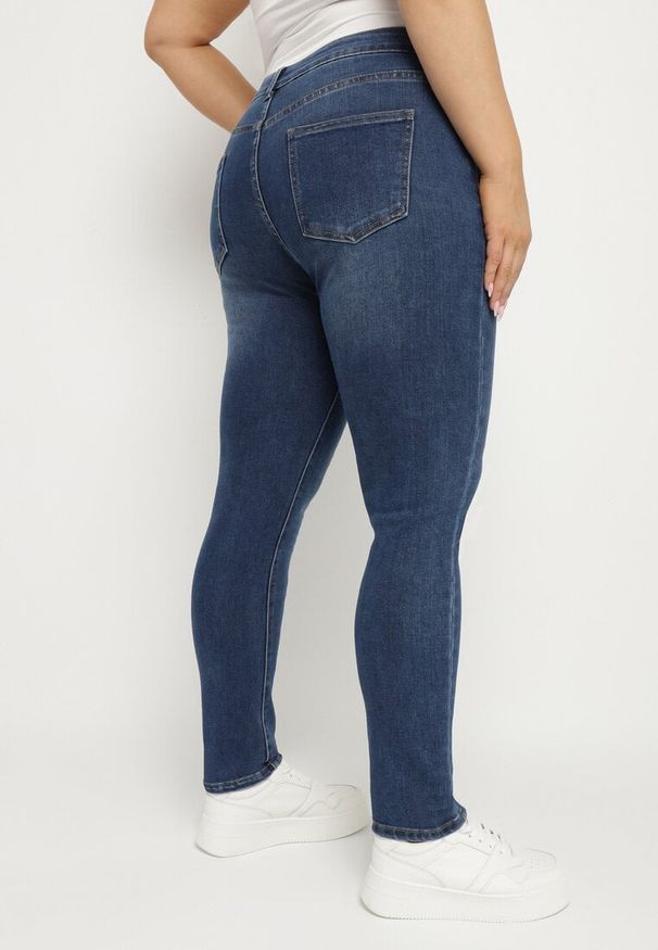 Born2be - Granatowe Jeansy o Dopasowanym Fasonie Korali. Okazja: na co dzień. Kolor: niebieski. Styl: elegancki, klasyczny, casual