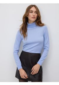 Reserved - Wełniany sweter z golfem - jasnoniebieski. Typ kołnierza: golf. Kolor: niebieski. Materiał: wełna