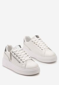 Born2be - Białe Sneakersy na Platformie Ozdobione Suwakami Halimedia. Nosek buta: okrągły. Zapięcie: sznurówki. Kolor: biały. Materiał: materiał. Wzór: aplikacja. Obcas: na platformie. Wysokość obcasa: niski #4