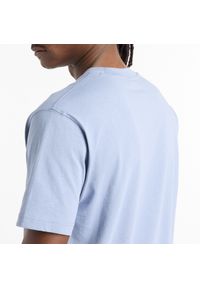 Koszulka męska New Balance MT41533DUS – niebieska. Kolor: niebieski. Materiał: bawełna, dresówka. Długość rękawa: krótki rękaw. Długość: krótkie #5