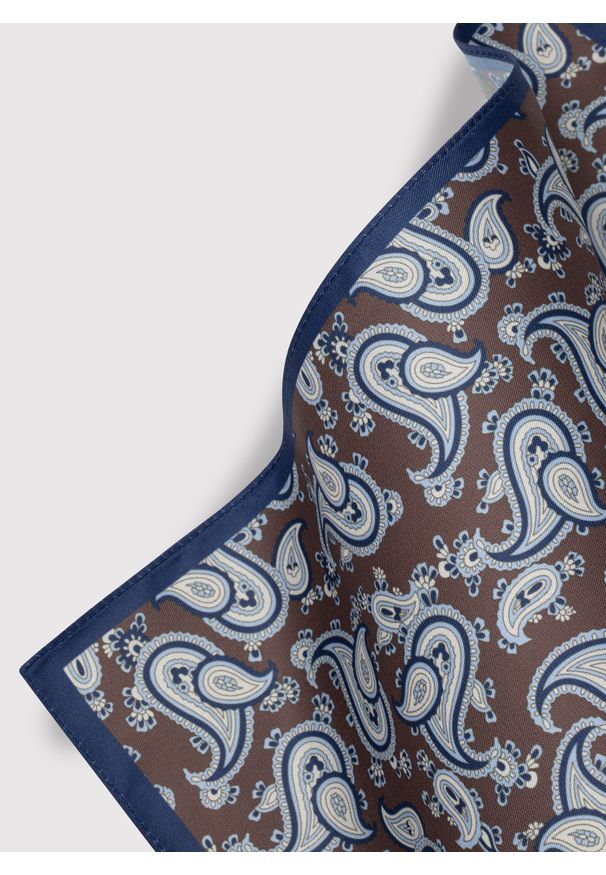 Pako Lorente - PAKO LORENTE – Brązowa poszetka paisley. Kolor: brązowy. Materiał: poliester. Wzór: paisley