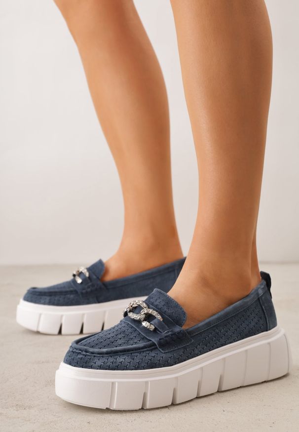 Renee - Granatowe Perforowane Mokasyny ze Skóry Naturalnej z Aplikacją na Platformie Heilarta. Kolor: niebieski. Materiał: skóra. Szerokość cholewki: normalna. Wzór: aplikacja. Obcas: na platformie