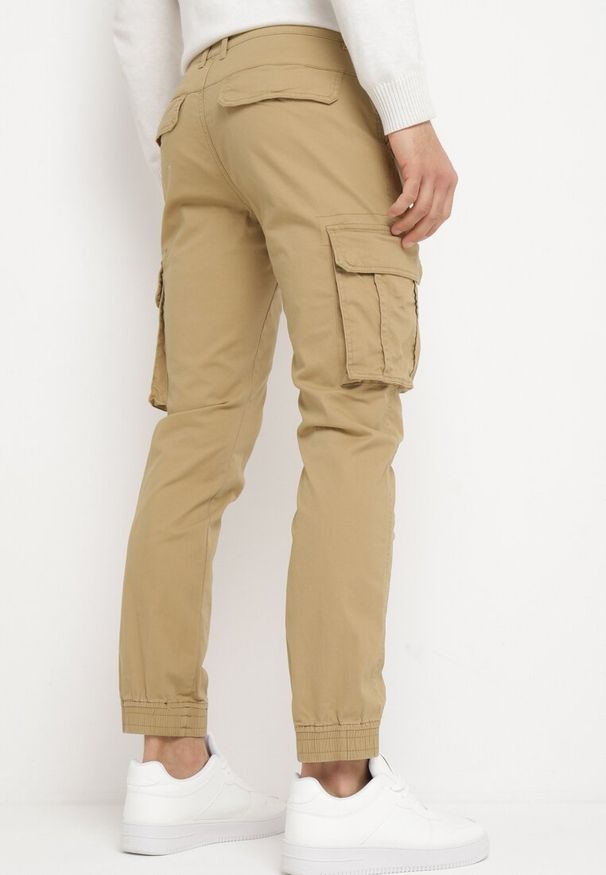 Born2be - Beżowe Spodnie Bojówki z Szerokimi Kieszeniami Cargo Tennarim. Kolor: beżowy