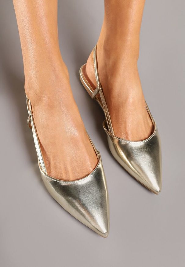 Renee - Złote Sandały Typu Slingback Ozdobione Paskami Nonariel. Okazja: na imprezę. Zapięcie: pasek. Kolor: złoty. Materiał: jeans. Wzór: aplikacja. Obcas: na obcasie. Styl: wizytowy. Wysokość obcasa: niski
