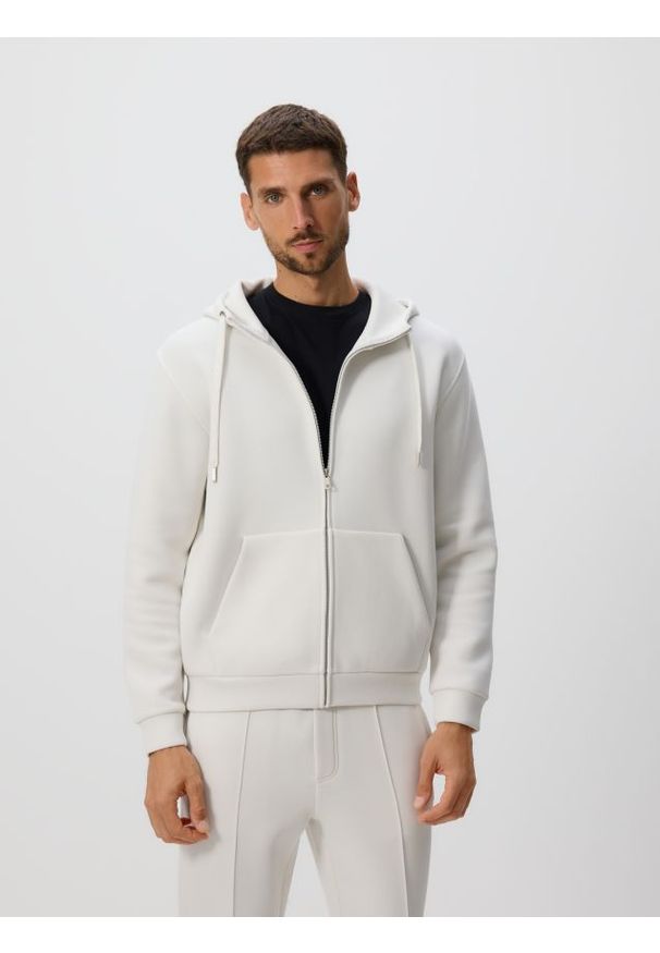 Reserved - Bluza regular z kapturem - złamana biel. Typ kołnierza: kaptur. Materiał: dzianina, bawełna