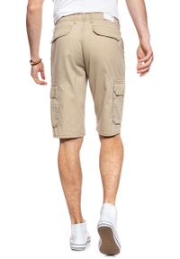 Wrangler - SPODENKI WRANGLER CARGO SHORT SAND W15DKC58N. Materiał: materiał